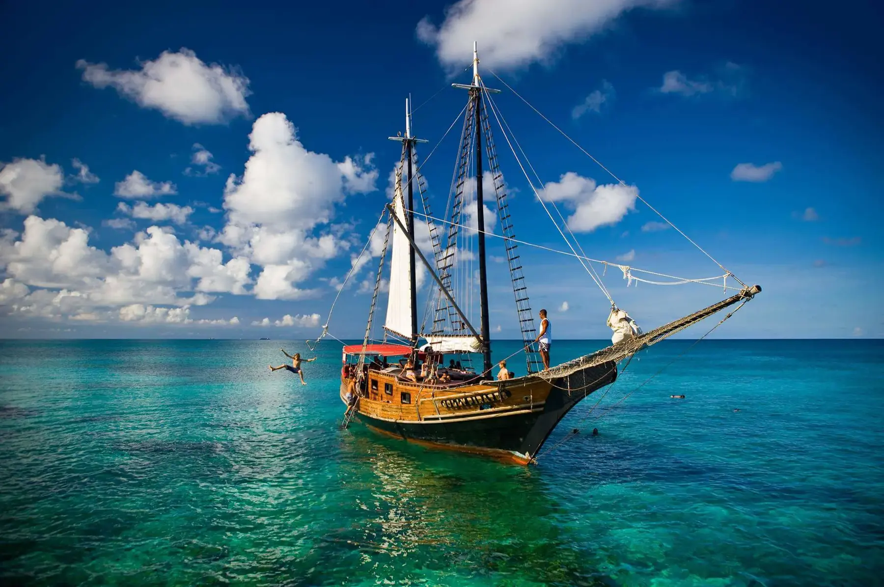 Jolly Pirates Sailing Cuisine e mergulho com snorkel