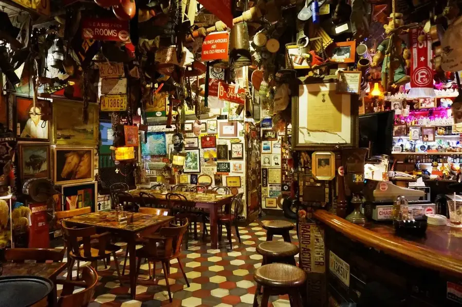 Charlie's Bar