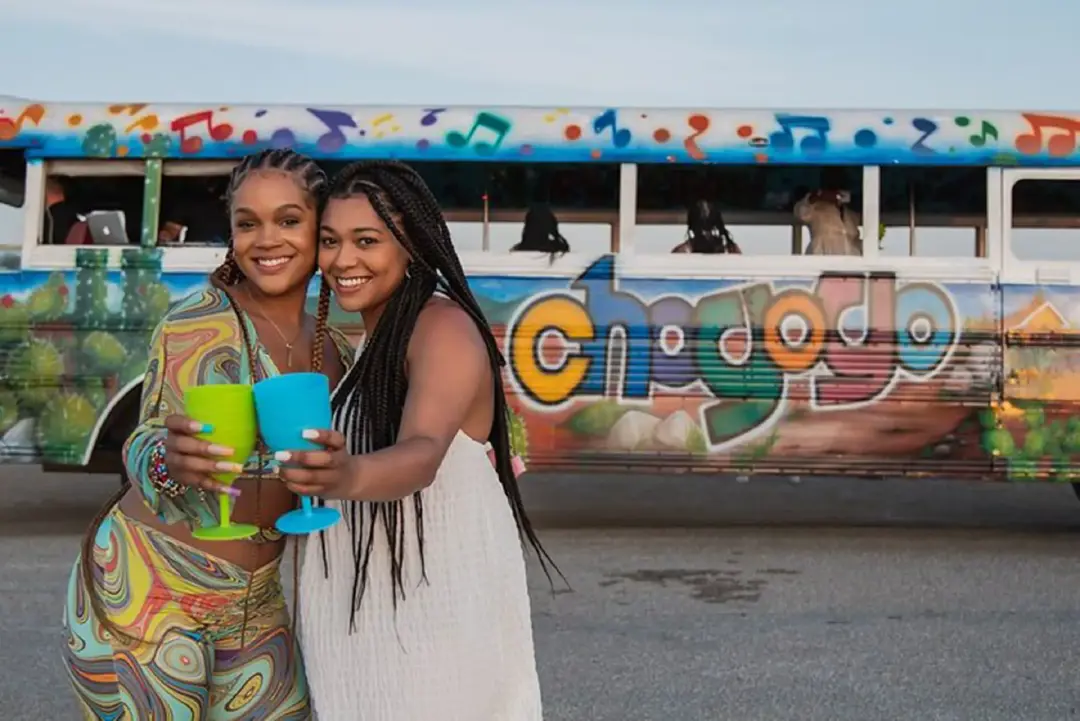 Latin_Caribbean_Sunset_Karaoke_Party_Bus_-_Chogogo_Tours_(1)_-_Verkleind