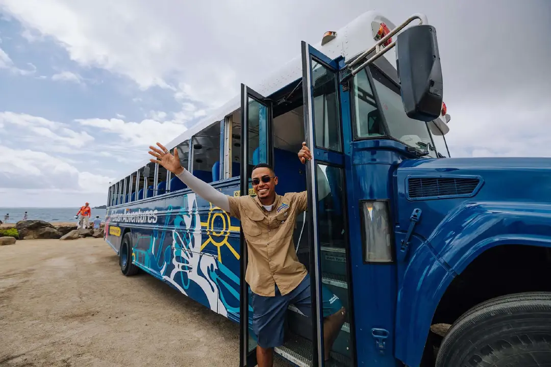 Pelican_Adventures_bus_tour_(2)_-_Verkleind