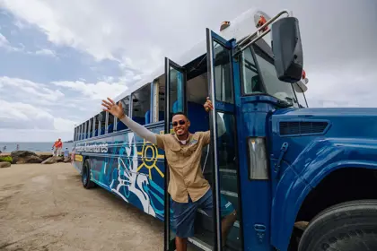 Pelican_Adventures_bus_tour_(2)_-_Verkleind