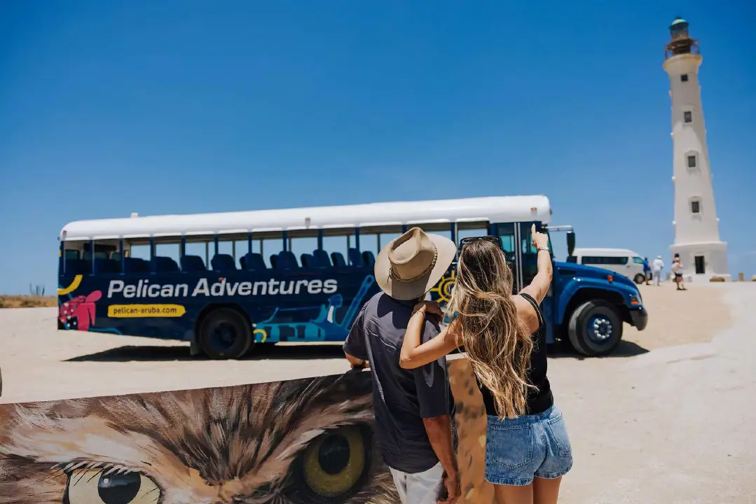 Pelican_Adventures_bus_tour_(3)_-_Verkleind