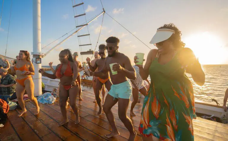 Partyboot op Aruba met groepen op zee