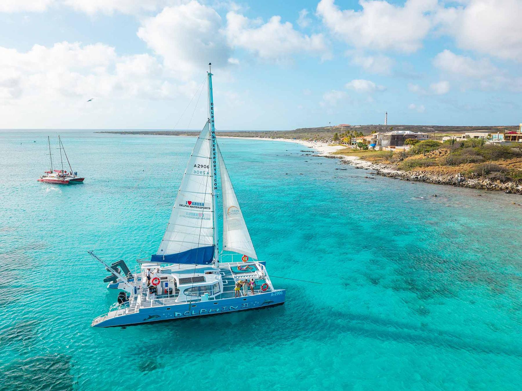 De catamaran Dolphin van Delphi Watersports voor de kust van Aruba